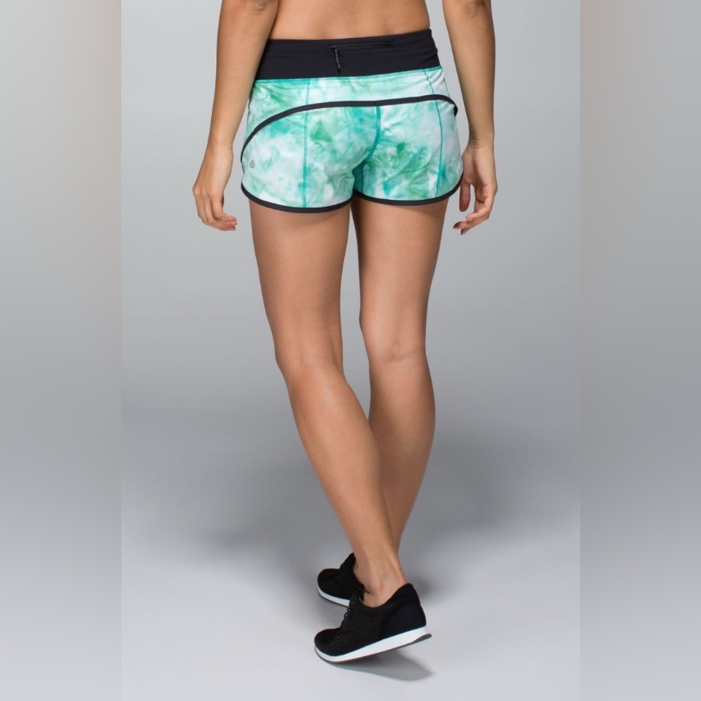 Lululemon Run: Speed Short *2-way Stretch
Spray Dye White Blue Tropics / Black 8